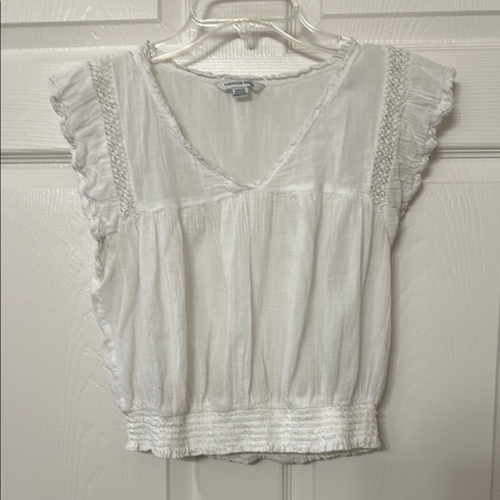 AMERICAN EAGLE Women’s White Ruffled Women's Top elastic bottom V-Neck Sz M